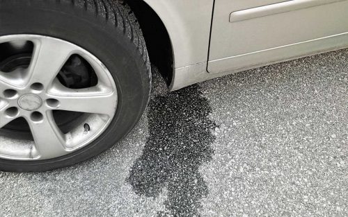 چه چیزی از زیر ماشین می چکد؟