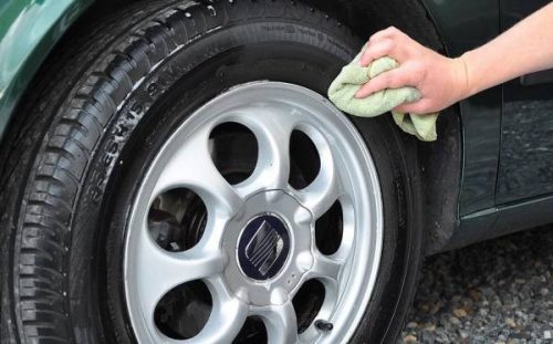 نحوه صحیح تمیز کردن لاستیک‌ ماشین چگونه است؟